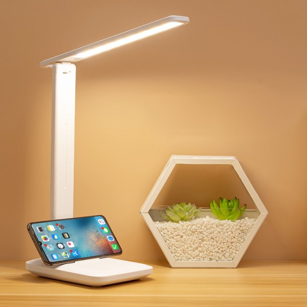 LED лампа с функция за зареждане на телефон